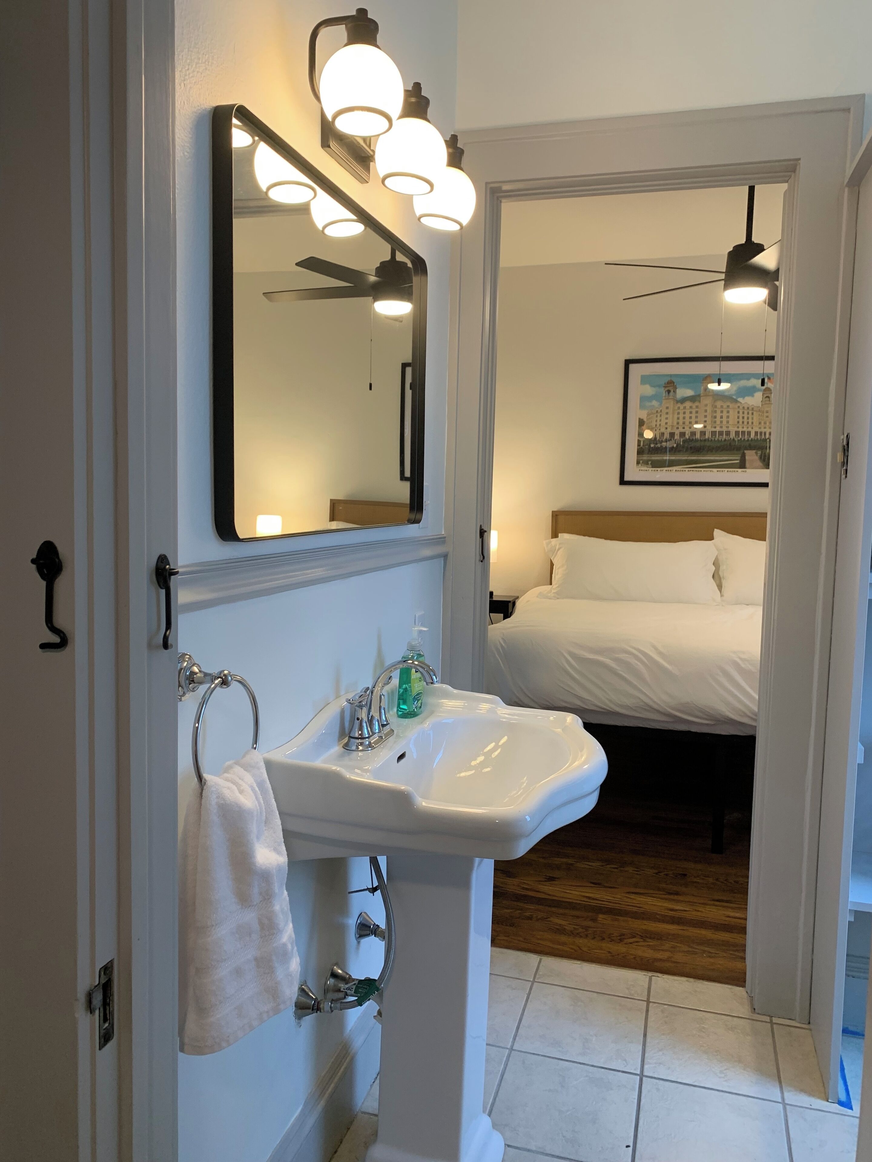 ヘアドライヤー、タオル、石鹸、トイレットペーパー