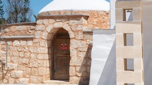 Un bâtiment en pierre doté d’un dôme et d’une porte en bois.