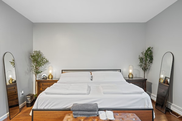 6 bedrooms, desk, iron/ironing board, travel crib