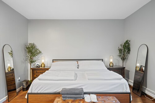 3 Story Building: 6Bed 4Bath, Arcade, Massage Lounge, train 7min, NYC 20min