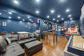 Games room - 3 Story Building: 6Bed 4Bath, Arcade, Massage Lounge, train 7min, NYC 20min (Bayonne)