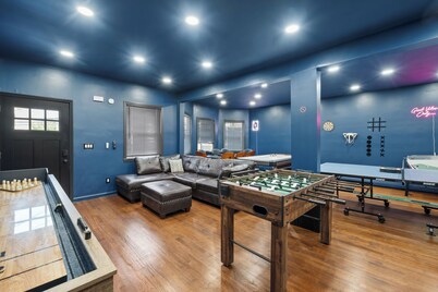 3 Story Building: 6Bed 4Bath, Arcade, Massage Lounge, train 7min, NYC 20min