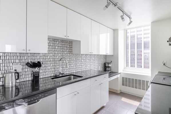 Kühlschrank, Mikrowelle, Ofen, Herdplatte