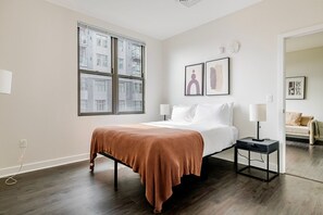 1 dormitori, planxa i posts de planxar, wifi i roba de llit