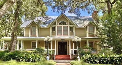 Victorian #7 Cottage at Steinhatchee Landing Resort
