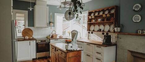 Een koelkast, een microgolfoven, een oven, een vaatwasser