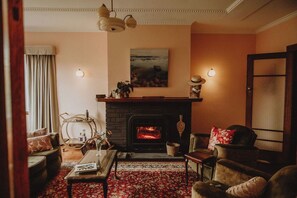 Télévision, cheminée, livres