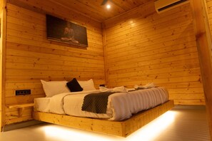 Luksuschalet, näköala uima-altaalle | Työpöytä, kannettavalle tietokoneelle sopiva työtila, pimennysverhot