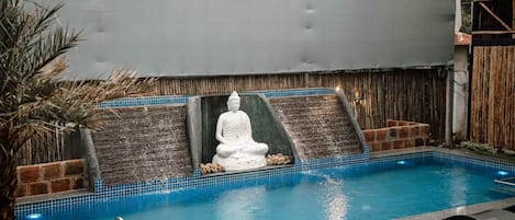Una piscina al aire libre