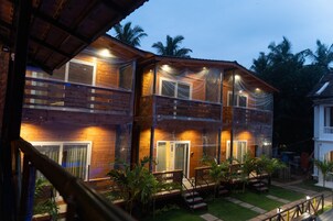 Escritorio, espacio para trabajar con laptop y cortinas blackout 