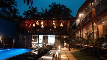 Poolside bar