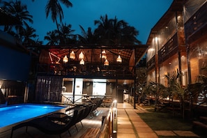 Bar en bord de piscine