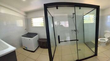 Pyyhkeet, saippua, vessapaperi