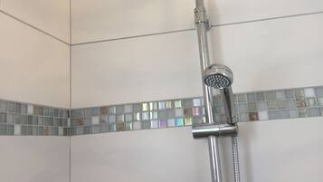 Douche, sèche-cheveux, serviettes fournies, savon