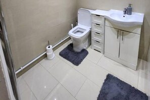 Shower, towels - Comfy 3-Bed House - Sleeps 6 & Free Parking (Tilbury)