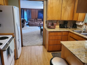 Frigorífico, microondas, horno y placa de cocina