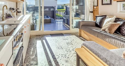 Pladda Pod with Hot Tub S