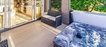 Pladda Pod with Hot Tub S