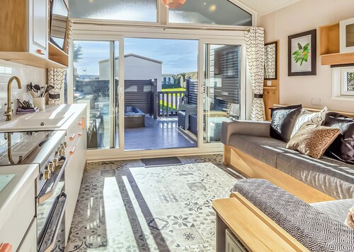 Pladda Pod with Hot Tub S