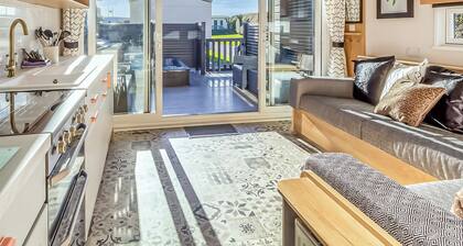 Pladda Pod with Hot Tub S