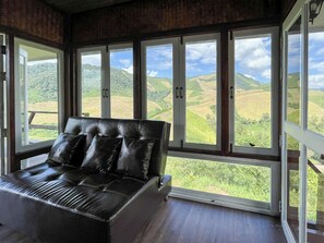 Family Oda, Dağ Manzaralı | Oturma alanı | Televizyon 