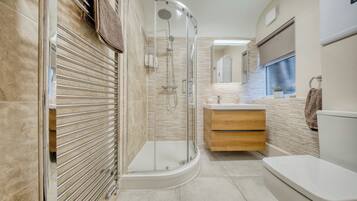 Ducha, secador de pelo y toallas