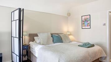 1 dormitorio, tabla de planchar con plancha, wifi y ropa de cama