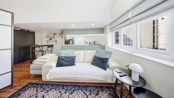 Una televisión, un reproductor estéreo