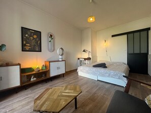 Schreibtisch, Bügeleisen/Bügelbrett, kostenloses WLAN, Bettwäsche