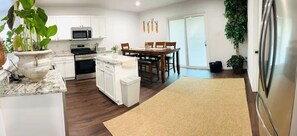 Mikrobølgeovn, ovn, kokeplater og oppvaskmaskin