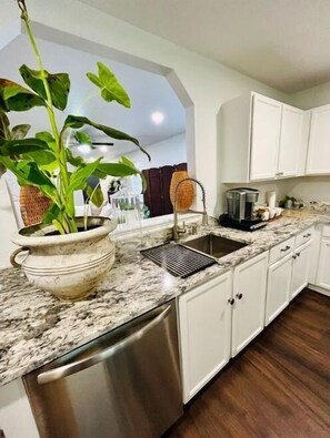 Mikrobølgeovn, ovn, kokeplater og oppvaskmaskin