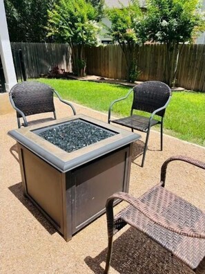 Outdoor spa tub - THE ZEN LUXE LOUNGE (Cedar Park)