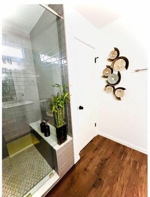 Chuveiro, secador de cabelo, toalhas de banho, sabonete