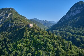Un paysage de montagne avec un petit bâtiment situé sur une colline.