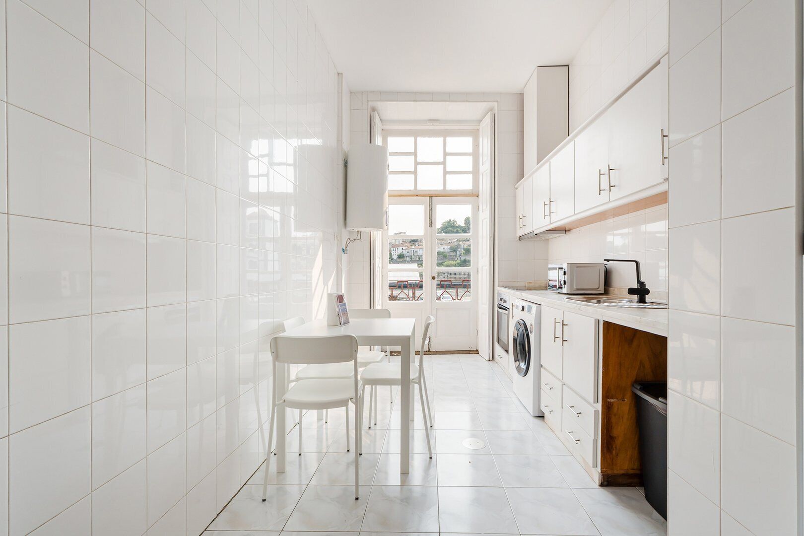 Fridge, oven, coffee/tea maker, toaster