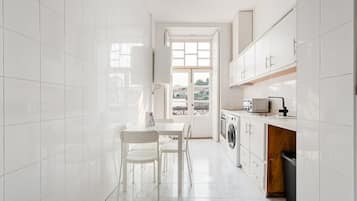 Fridge, oven, coffee/tea maker, toaster