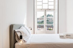 2 bedrooms, iron/ironing board, internet, bed sheets