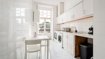 Fridge, oven, coffee/tea maker, toaster