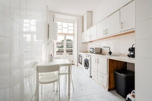 Refrigerador, horno, cafetera/tetera, tostadora