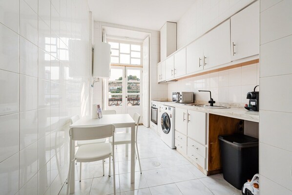 Fridge, oven, coffee/tea maker, toaster