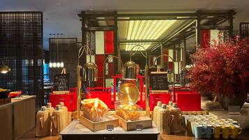 Daily buffet breakfast (CNY 128 per person)