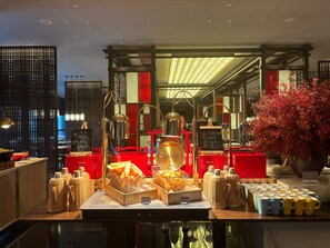 A breakfast buffet with various food items and beverages. - Beijing Dongba Wanda Jin hotel (Beijing)
