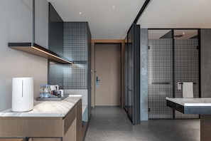 Shower, rainfall showerhead, free toiletries, hair dryer