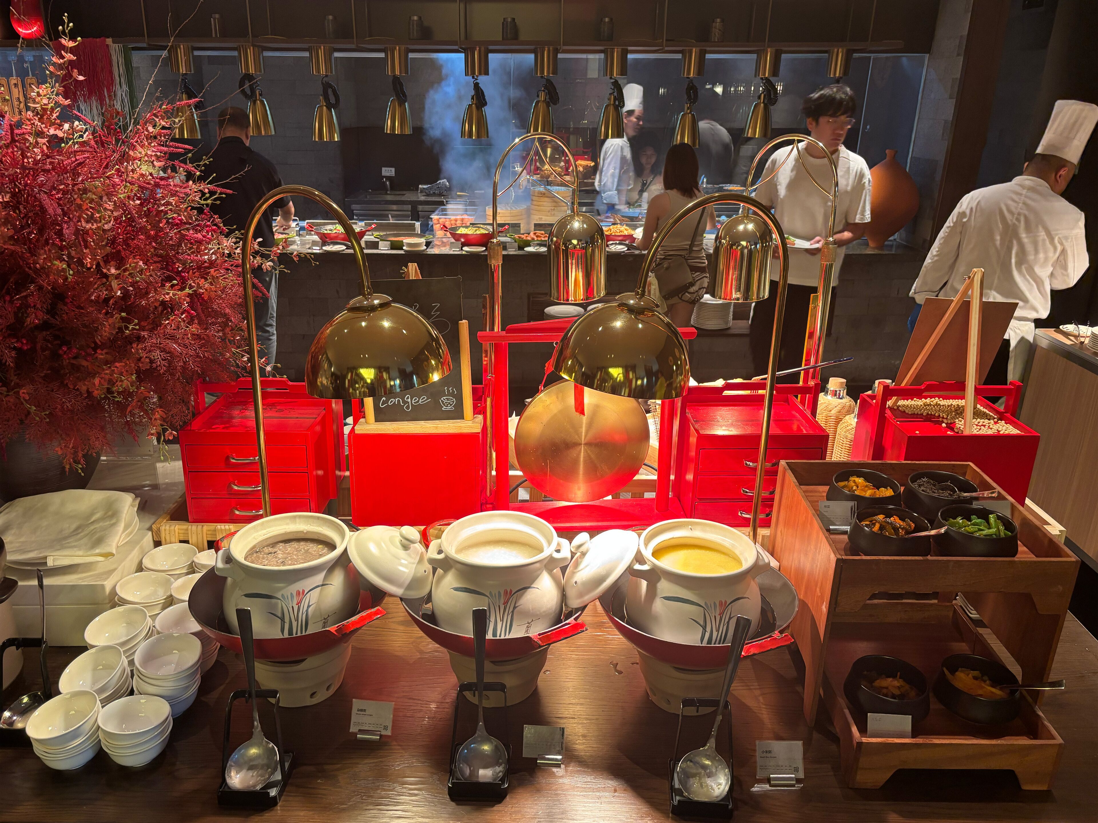 Un buffet de restaurant proposant une variété de plats et d’ustensiles.