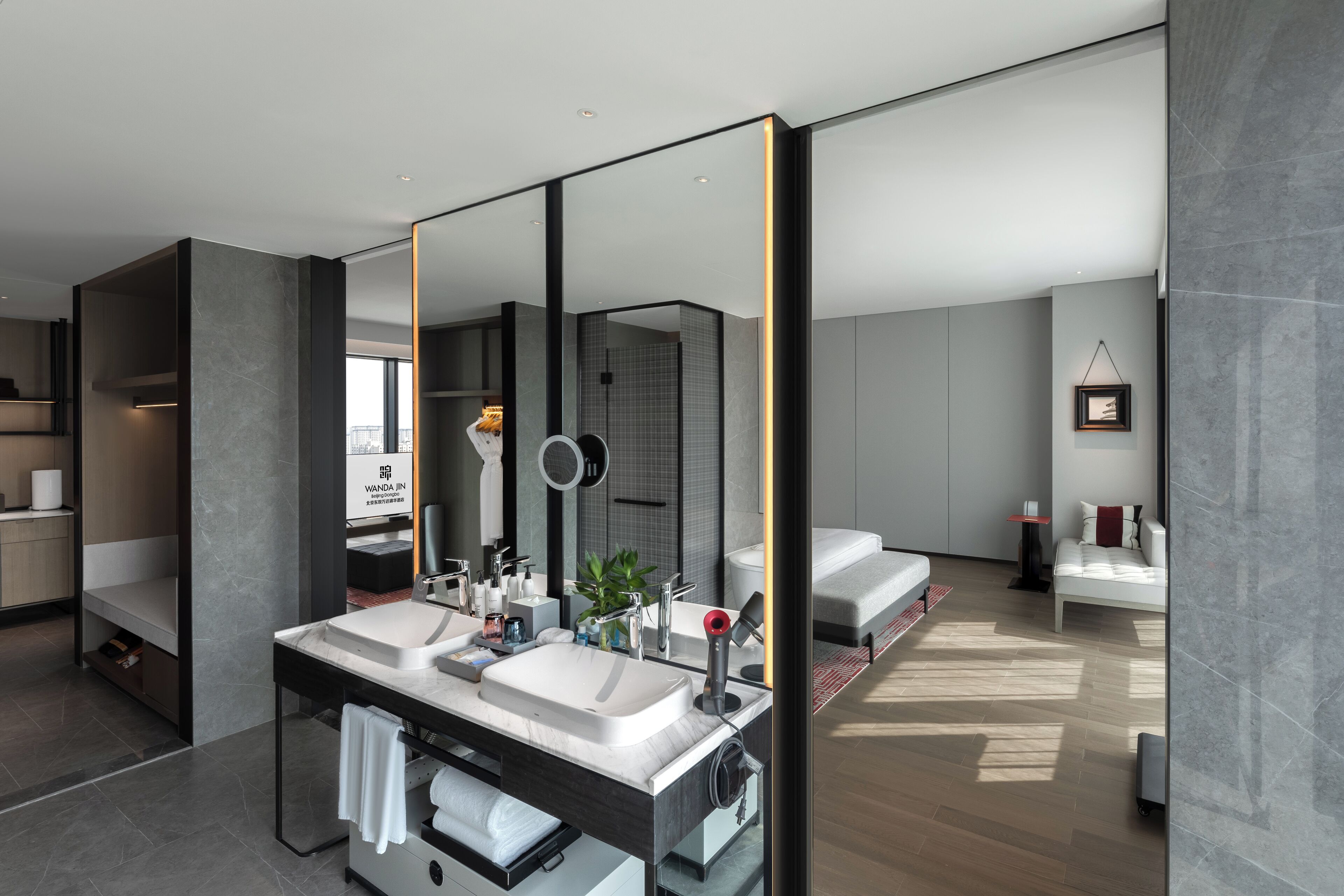 Un baño moderno con lavamanos dobles, un espejo grande y una zona de ducha.