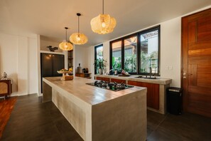 Jääkaappi, mikroaaltouuni, uuni, kahvin-/teenkeitin