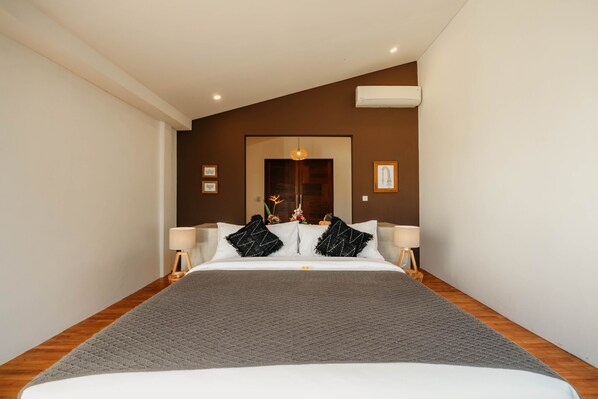 3 bedrooms, in-room safe, free WiFi, bed sheets