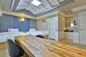 Desk, laptop workspace, soundproofing, iron/ironing board - Hidden Hill Bulguksa Hotel (Gyeongju)
