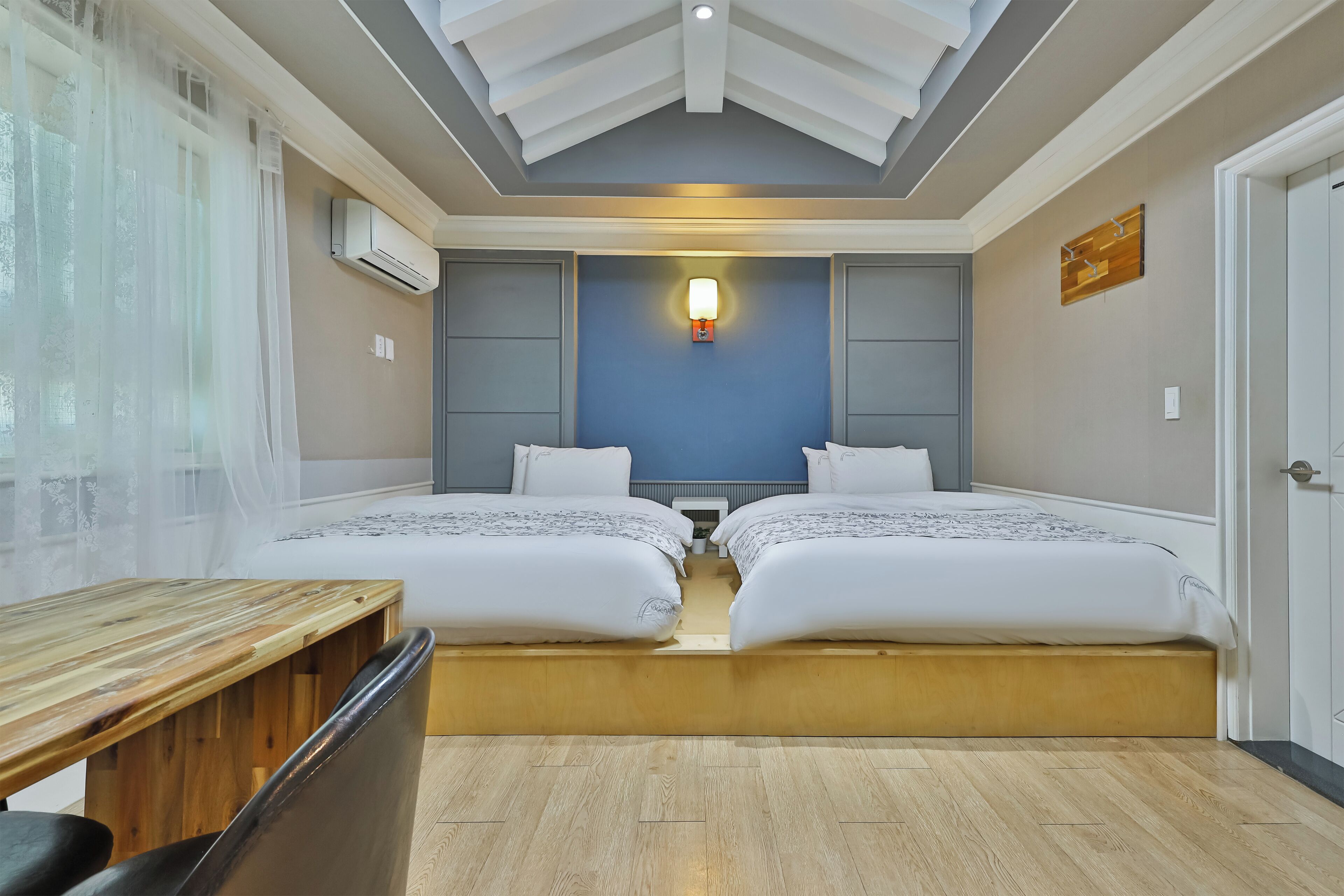 办公桌、笔记本电脑工作区、隔音、熨斗/熨衣板