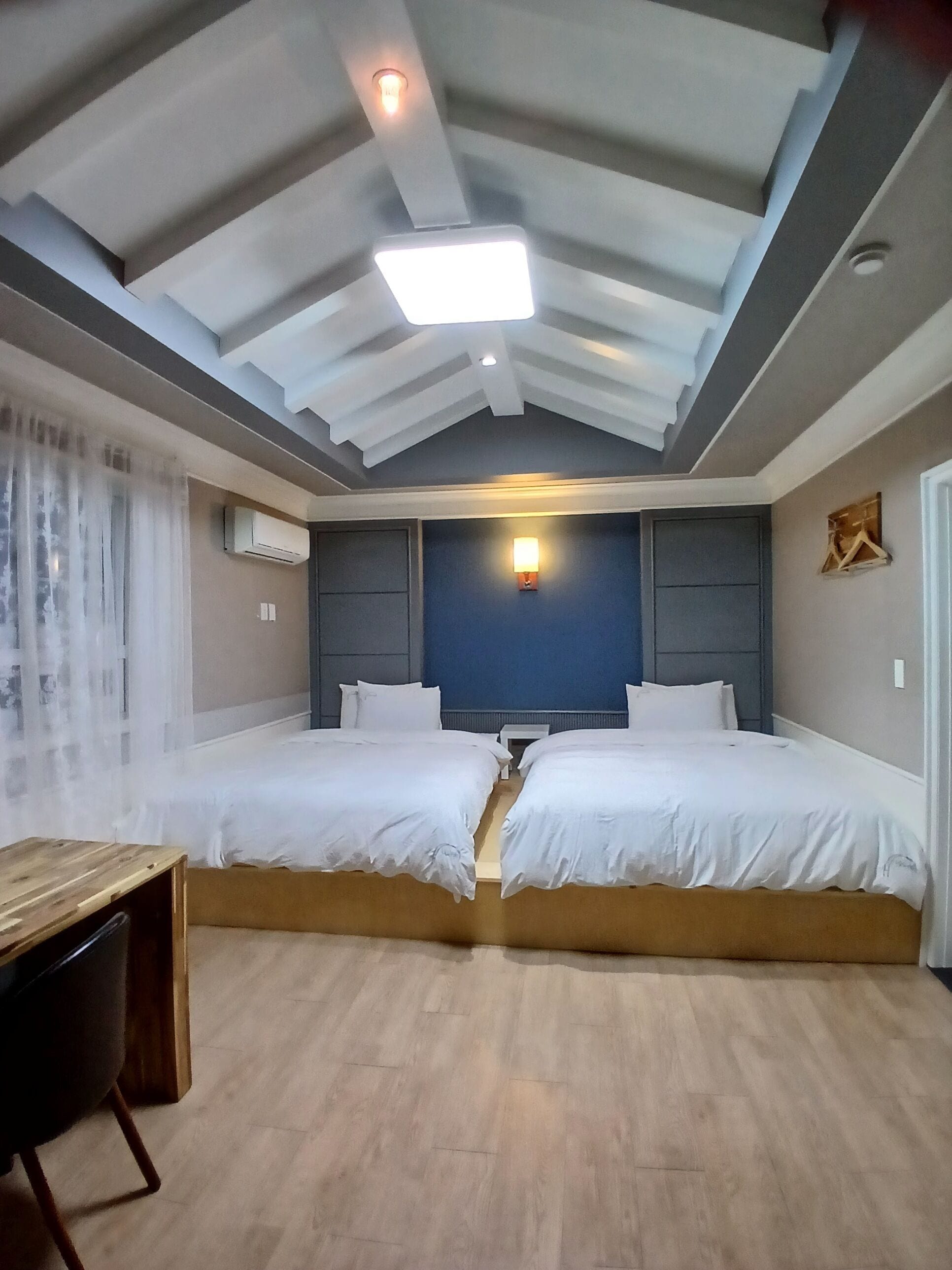 Skrivebord, skrivebord for bærbar PC, lydisolert og strykejern/-brett